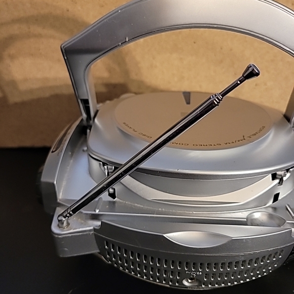 Emerson Portable Stereo am/fm Compact Disc Player - Picture 9 of 16